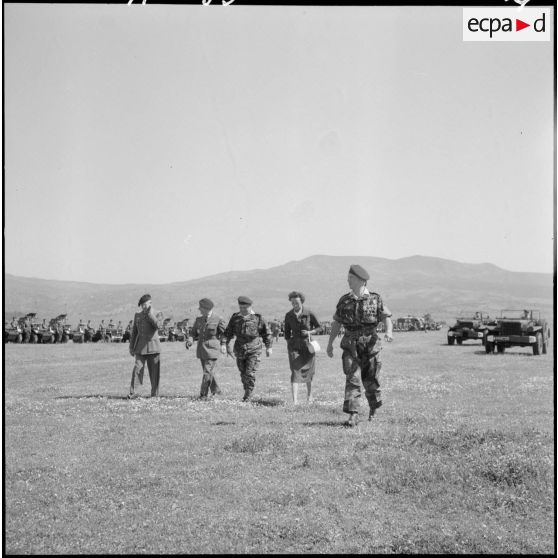 Azazga. Les généraux Gilles, Gracieux, Faure et la marraine du 13e régiment de dragons parachutistes (RDP) passent en revue les troupes.