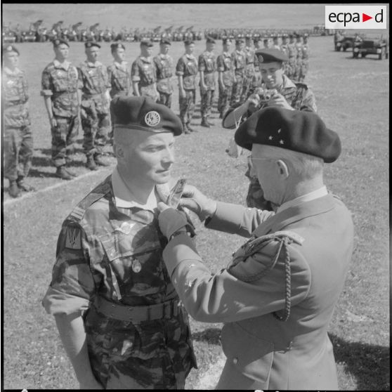 Azazga. Le général Faure fait chevalier de la légion d'honneur le capitaine Bodey.