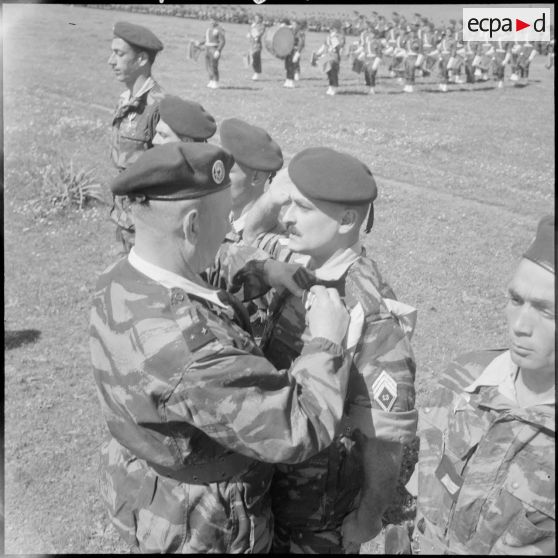 Azazga. Le général Gracieux remet à un maréchal des logis-chef la valeur militaire.