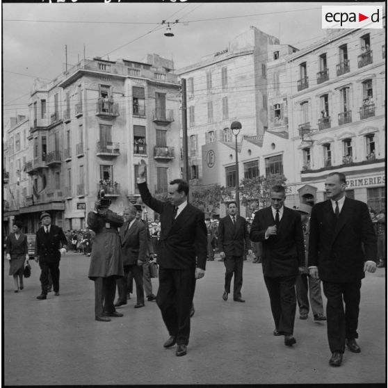 Oran. Arrivée des autorités à la préfecture.