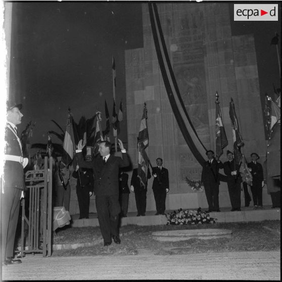 Oran. Michel Debré au monument aux morts.