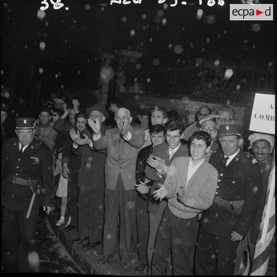 Oran. Michel Debré au monument aux morts. La foule.