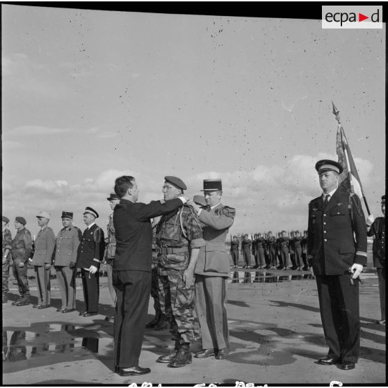 La Sénia. Michel Debré remet la cravate de commandeur de la légion d'honneur au colonel Brothier commandant le 1er REP (1er régiment étranger parachutiste).