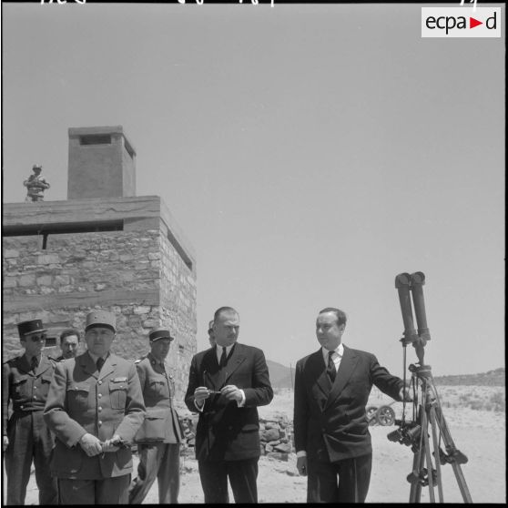 Michel Debré au poste de Boudema en bordure du barrage.