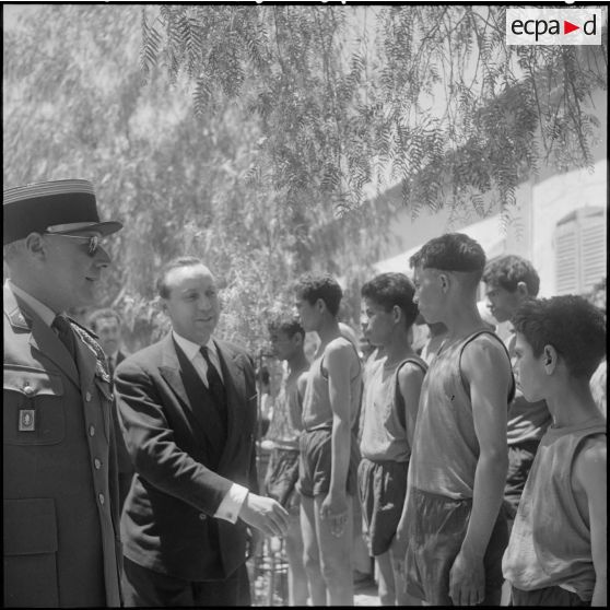 Aïn Sefra. Michel Debré s'entretient avec des moniteurs de la jeunesse.