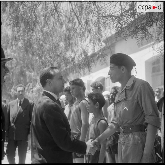 Aïn Sefra. Michel Debré s'entretient avec des moniteurs de la jeunesse.