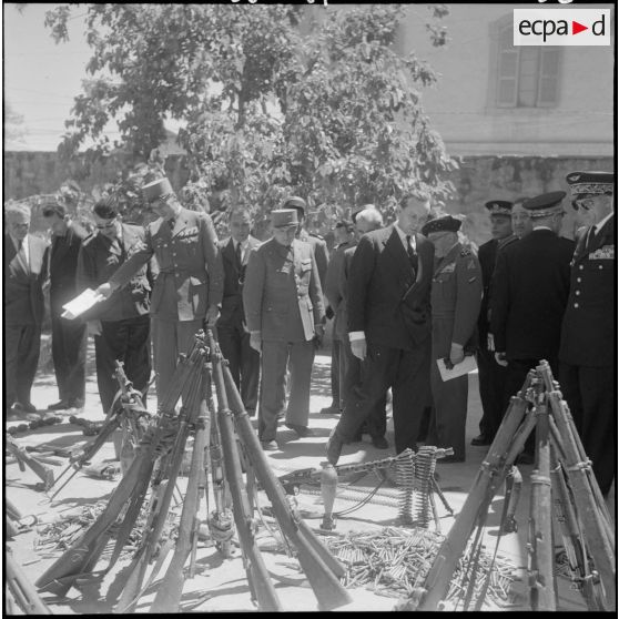 Aïn Sefra. Le colonel Tevenot présente à Michel Debré et à sa suite l'armement récupéré lors de l'opération du djebel Bou Hamoud.