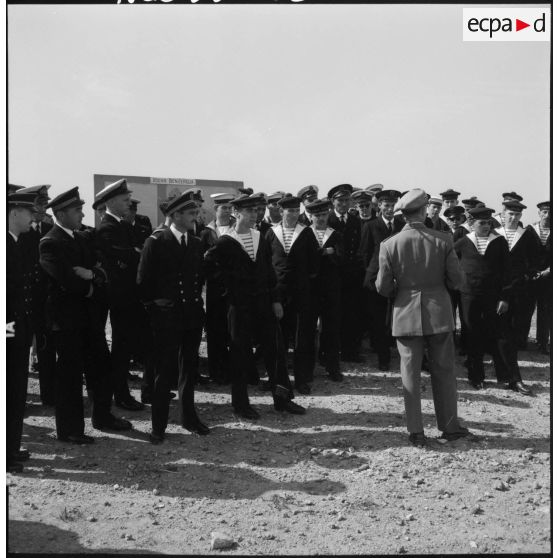 Les marins devant les plans de la cité de recasement du douar Ben-Zergua.