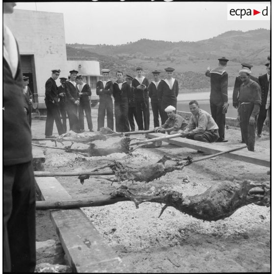 Barrage de Hamik. Les marins regardent le mode de cuisson des moutons pour le méchoui.