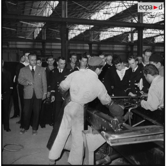 Rouïba. Les marins à l'usine Berliet.