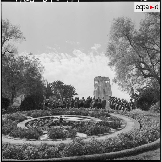 Alger. Raymond Triboulet et les autorités quittent le monument aux morts.