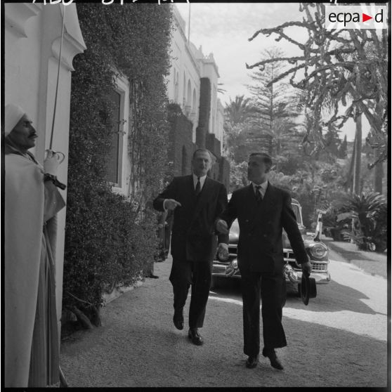 Alger. Paul Delouvrier accueille Raymond Triboulet au Palais d'été.