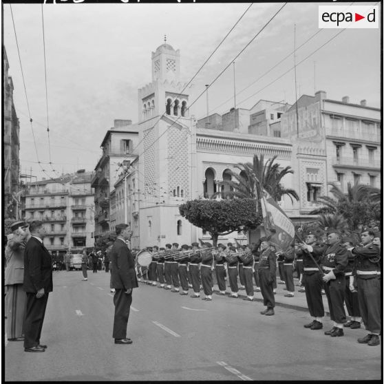 Alger. Cérémonie militaire en l'honneur de Raymond Triboulet.