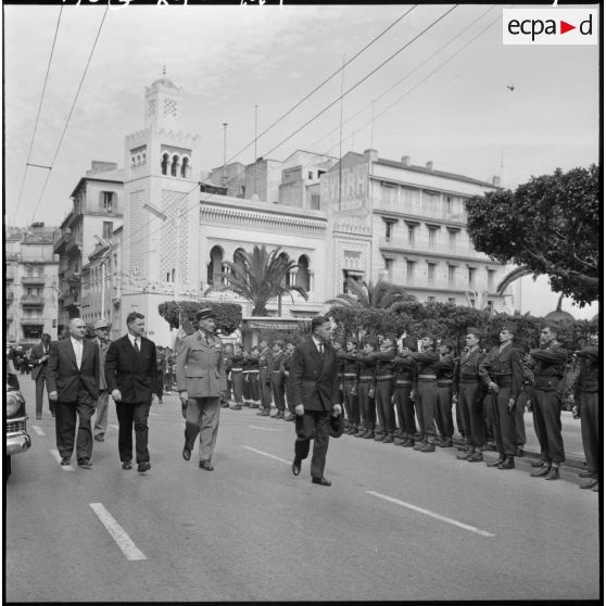 Alger. Raymond Triboulet et les autorités passent les troupes en revue.