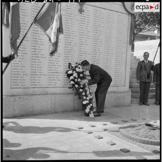 Alger. Raymond Triboulet dépose une gerbe de fleurs au monument aux morts.