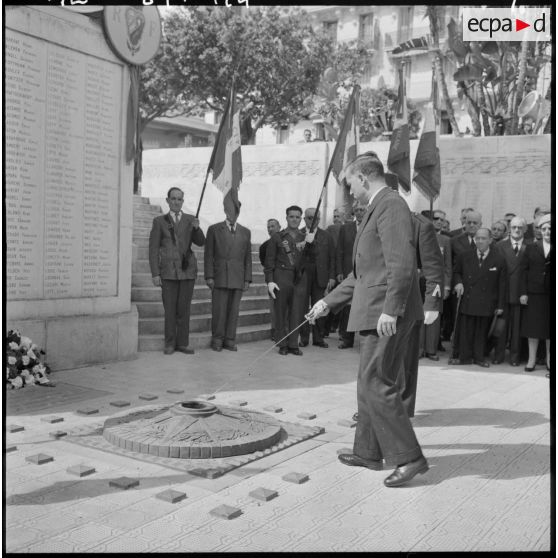 Alger. Raymond Triboulet ranime la flamme au monument aux morts.