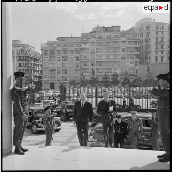 Alger. Raymond Triboulet accompagné de Paul Delouvrier fait son entrée à la délégation générale.