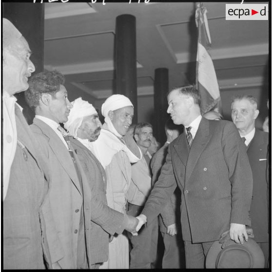 Alger. Raymond Triboulet salut les anciens combattants à la Maison du combattant.