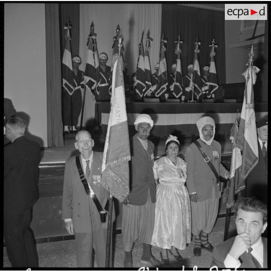 Alger. Raymond Triboulet remet les drapeaux à différentes associations d'anciens combattants.