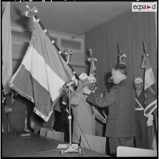 Alger. Raymond Triboulet remet les drapeaux à différentes associations d'anciens combattants.