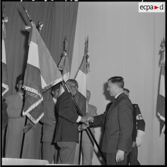 Alger. Raymond Triboulet remet les drapeaux à différentes associations d'anciens combattants.