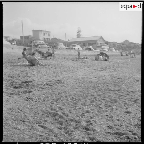 Alger. Commémorations du 13 Mai 1958. La population se détend à la plage.