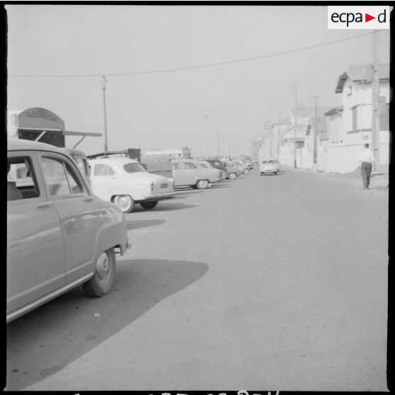 Alger. Commémorations du 13 Mai 1958. La population se détend en allant à la plage.