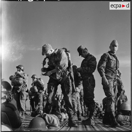 Parachutistes du centre de Blida. Préparation et vérification de leur matériel.