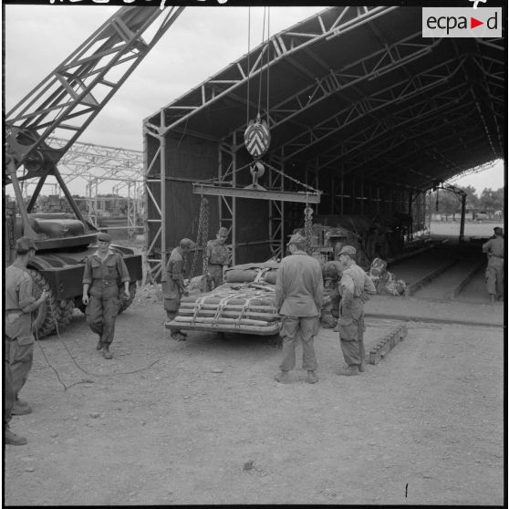 Parachutistes du centre de Blida. Préparation et transport du matériel.