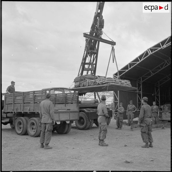 Parachutistes du centre de Blida. Préparation et transport du matériel.