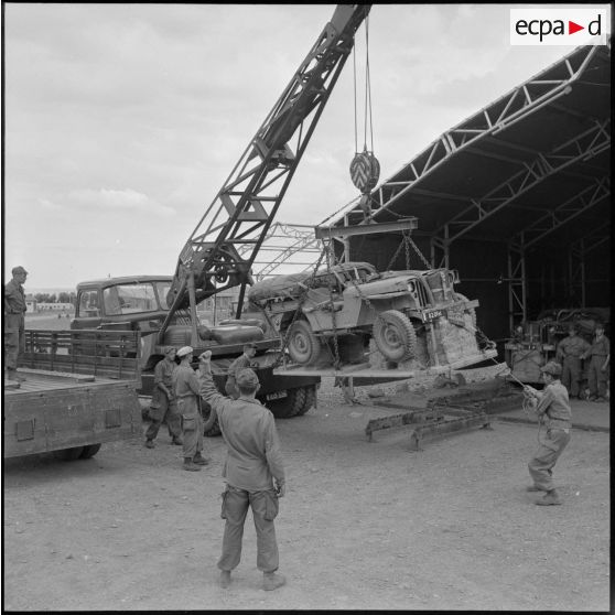 Parachutistes du centre de Blida. Préparation d'une jeep.