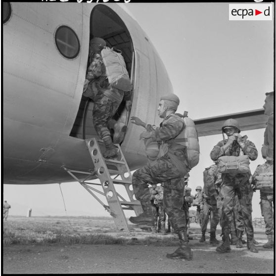 Les Parachutistes du centre de Blida montent à bord d'un avion Nord-2501 Noratlas.