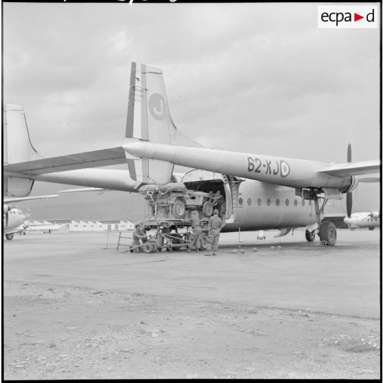 Parachutistes du centre de Blida. Chargement d'une jeep dans un avion Nord-2501 Noratlas.