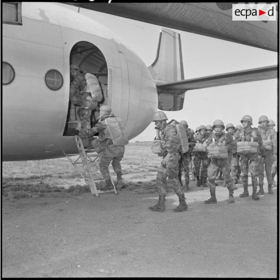 Les Parachutistes du centre de Blida montent à bord d'un avion Nord-2501 Noratlas.