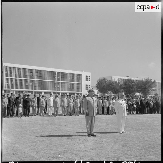 Le lieutenant-colonel Roudière, commandant de l'Ecole militaire préparatoire nord-africaine (EMPNA), et le général d'armée aérienne Challe, commandant en chef des Forces en Algérie, pendant la cérémonie de distribution solennelle des prix.