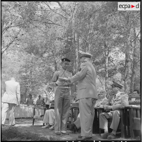 Le général d'armée aérienne Challe, commandant en chef des forces armées en Algérie, remet le prix d'honneur à un élève de 3e moderne, à l'occasion de la cérémonie de distribution solennelle des prix de l'Ecole militaire préparatoire nord-africaine (EMPNA) de Koléa.