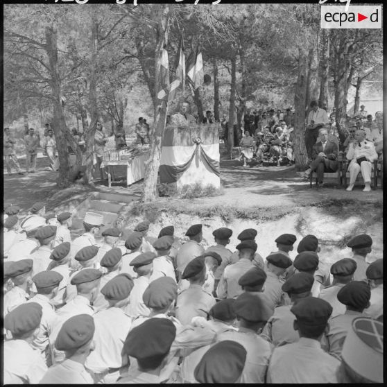 Le général d'armée aérienne Challe, commandant en chef des Forces en Algérie, prononce son discours, sous le regard des élèves et du lieutenant-colonel Roudière, commandant de l'Ecole militaire préparatoire nord-africaine (EMPNA) de Koléa, à l'occasion de la cérémonie de distribution solennelle des prix, dans les jardins de l'Ecole.