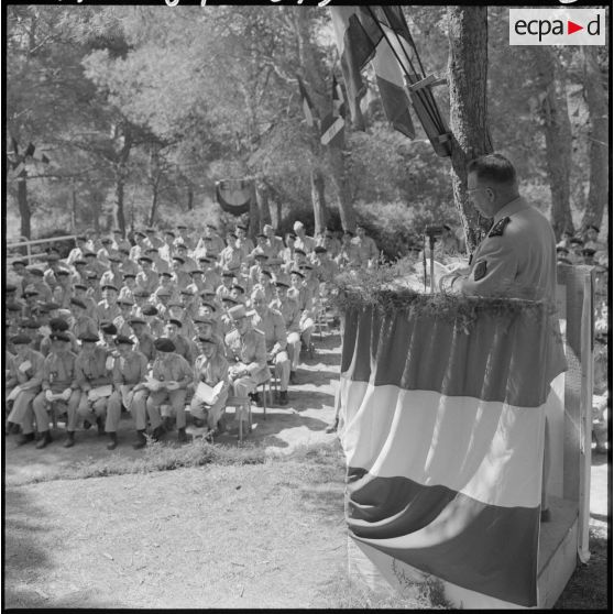 Le général d'armée aérienne Challe, commandant en chef des Forces en Algérie, prononce son discours, sous le regard des élèves de l'Ecole militaire préparatoire nord-africaine (EMPNA) de Koléa, à l'occasion de la cérémonie de distribution solennelle des prix dans les jardins de l'Ecole.