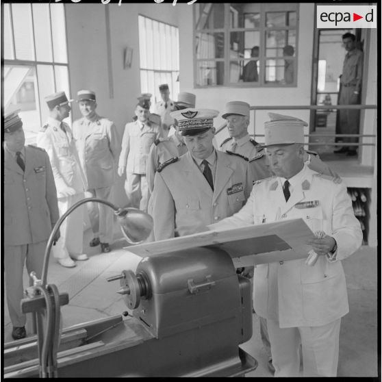 Le lieutenant-colonel Roudière, commandant de l'Ecole militaire préparatoire nord-africaine (EMPNA) de Koléa, et le général d'armée aérienne Challe, commandant en chef des Forces en Algérie, pendant la visite de l'Ecole et la présentation de ses installations.