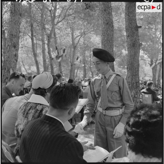 Portrait d'un élève qui reçoit un prix dans les jardins de l'Ecole militaire préparatoire nord-africaine (EMPNA) de Koléa.