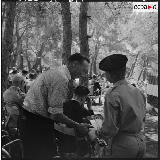 Une personnalité civile reçoit le grand prix du souvenir des mains d'un élève, dans les jardins de l'Ecole militaire préparatoire nord-Africaine (EMPNA) de Koléa.