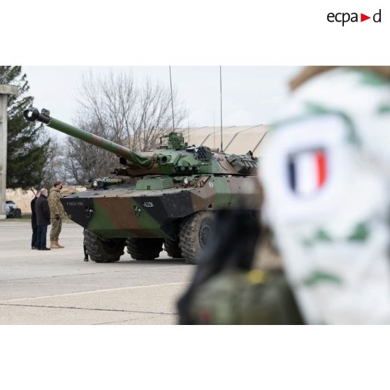 Stationnement d'un char AMX 10-RC sur la base aérienne 57 Mihail-Kogălniceanu à Constanta, en Roumanie.