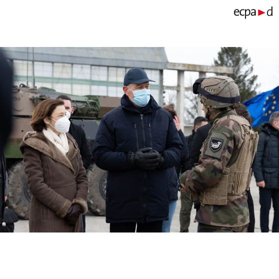 La ministre des Armées Florence Parly et le Président roumain Klaus Iohannis rencontrent un soldat du 27e bataillon de chasseurs alpins (BCA) sur la base aérienne 57 Mihail-Kogălniceanu à Constanta, en Roumanie.