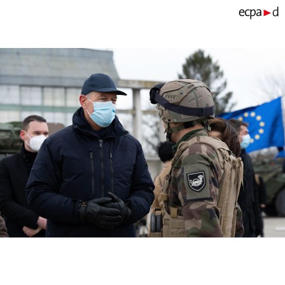 Le Président roumain Klaus Iohannis rencontre un soldat du 27e bataillon de chasseurs alpins (BCA) sur la base aérienne 57 Mihail-Kogălniceanu à Constanta, en Roumanie.