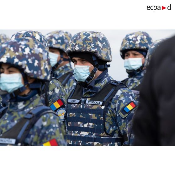 Rassemblement de soldats de l'armée de l'Air roumaine pour une cérémonie sur la base aérienne 57 Mihail-Kogălniceanu à Constanta, en Roumanie.