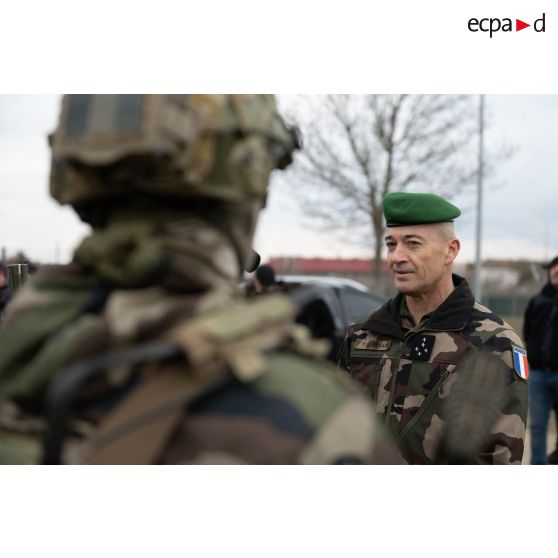 Le général d'armée Thierry Burkhard discute avec un soldat sur la base aérienne 57 Mihail-Kogălniceanu à Constanta, en Roumanie.