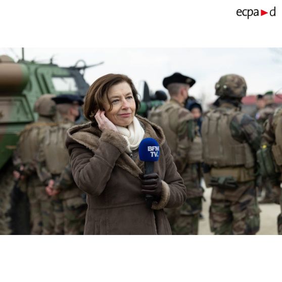 La ministre des Armées Florence Parly s'exprime lors d'une interview pour la chaîne de télévision BFM TV sur la base aérienne 57 Mihail-Kogălniceanu à Constanta, en Roumanie.