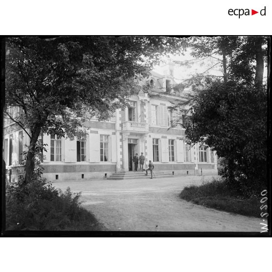 Le château de Montreuil, Grand Quartier Général anglais. Visite de Mr. Briand, sur le perron du château. 25-6-16. [légende d'origine]