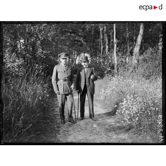 Dans le parc du château de Montreuil (Pas-de-Calais), Mr. Briand et sir Douglas Haig. 25-6-16. [légende d'origine]