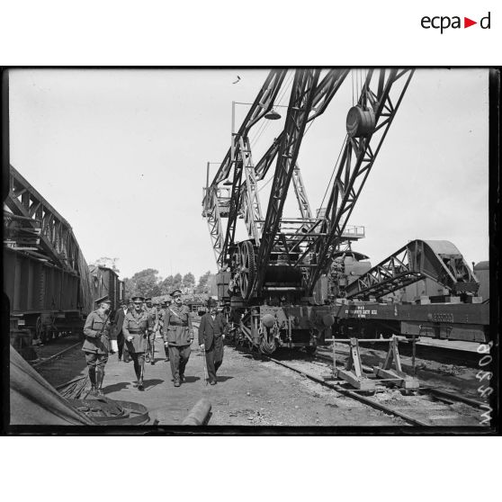 Audruicq (Pas-de-Calais). Mr. Briand visite les chantiers de construction de locomotives et de matériel anglais. 25-6-16. [légende d'origine]